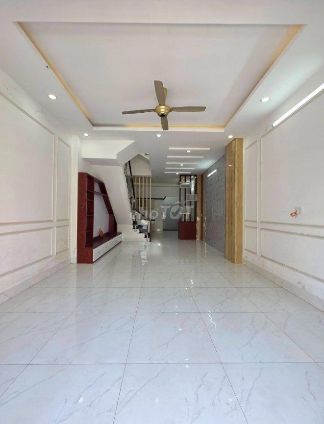 Nhà nguyên căn, có sân để xe rộng