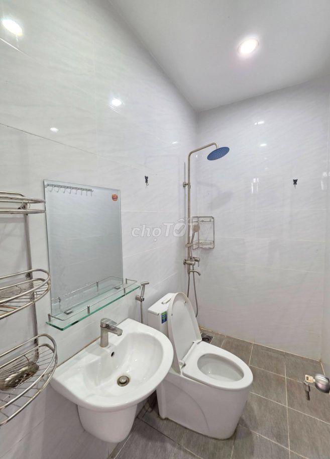 Nhà nguyên căn, có sân để xe rộng