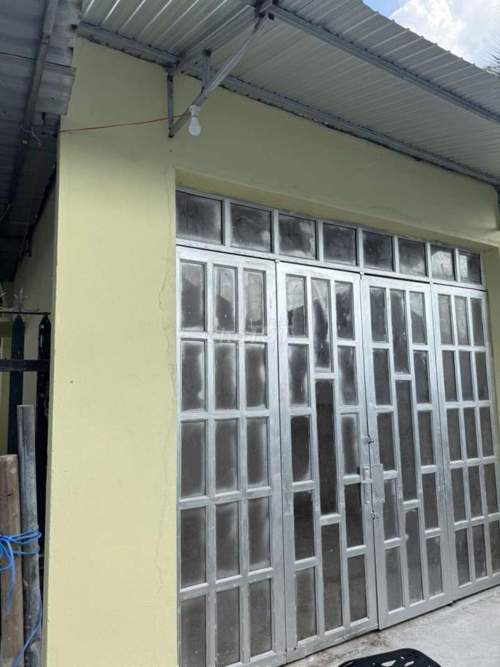 Bán đất ở khu dân cư có nhà cấp bốn