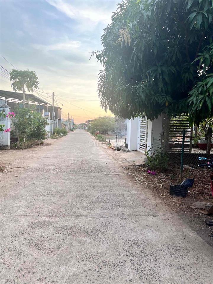 Cần bán đất đối diện chợ Đoàn Kết, xã Hoà Khánh cũ. cách trung tâm 9km
