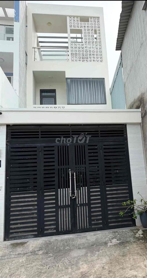 xe hơi ngủ nhà 6.3Tỉ. Nhà 3 tầng QL13 ngay Ngã tư Bình Phước 83.6m2.