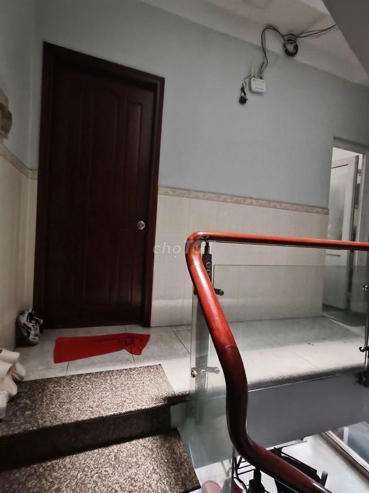 Phòng lầu 1 (trong nhà nguyên căn) hẻm to xe tải.