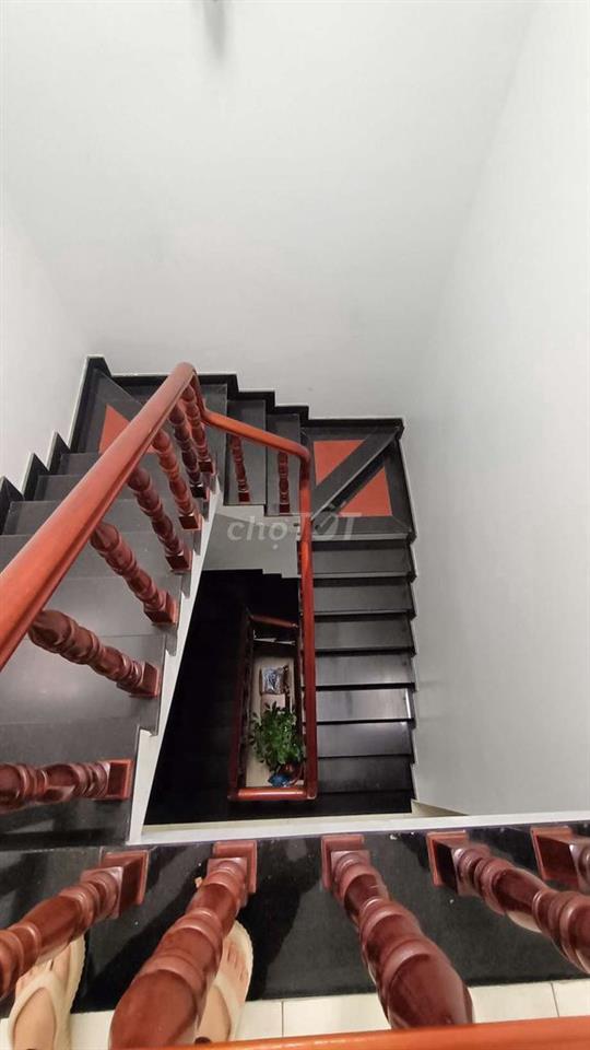 Cho thuê nhà 1trệt 2 lầu, 4pn đường XH