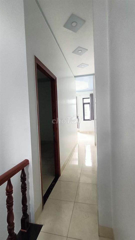 Cho thuê nhà 1trệt 2 lầu, 4pn đường XH