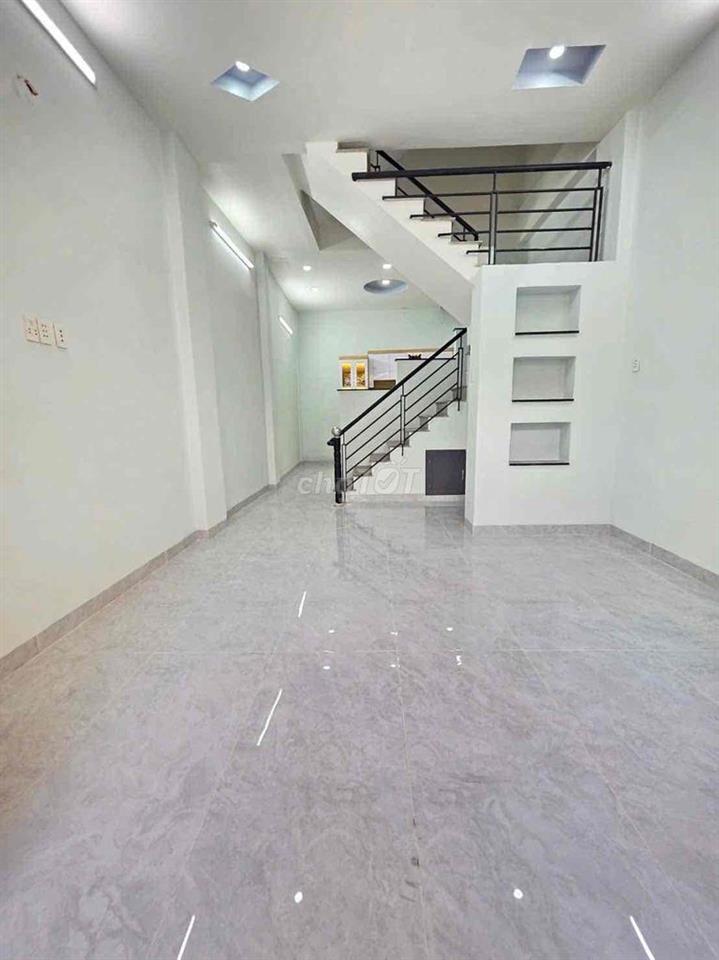 Diện tích : 4m x 11m -Kết cấu : trệt 2 lầu đúc đúc BTCT kiên cố - 4PN