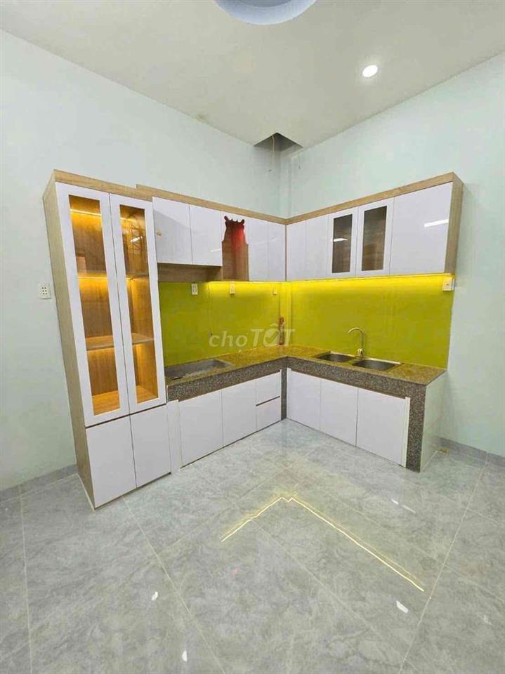 Diện tích : 4m x 11m -Kết cấu : trệt 2 lầu đúc đúc BTCT kiên cố - 4PN