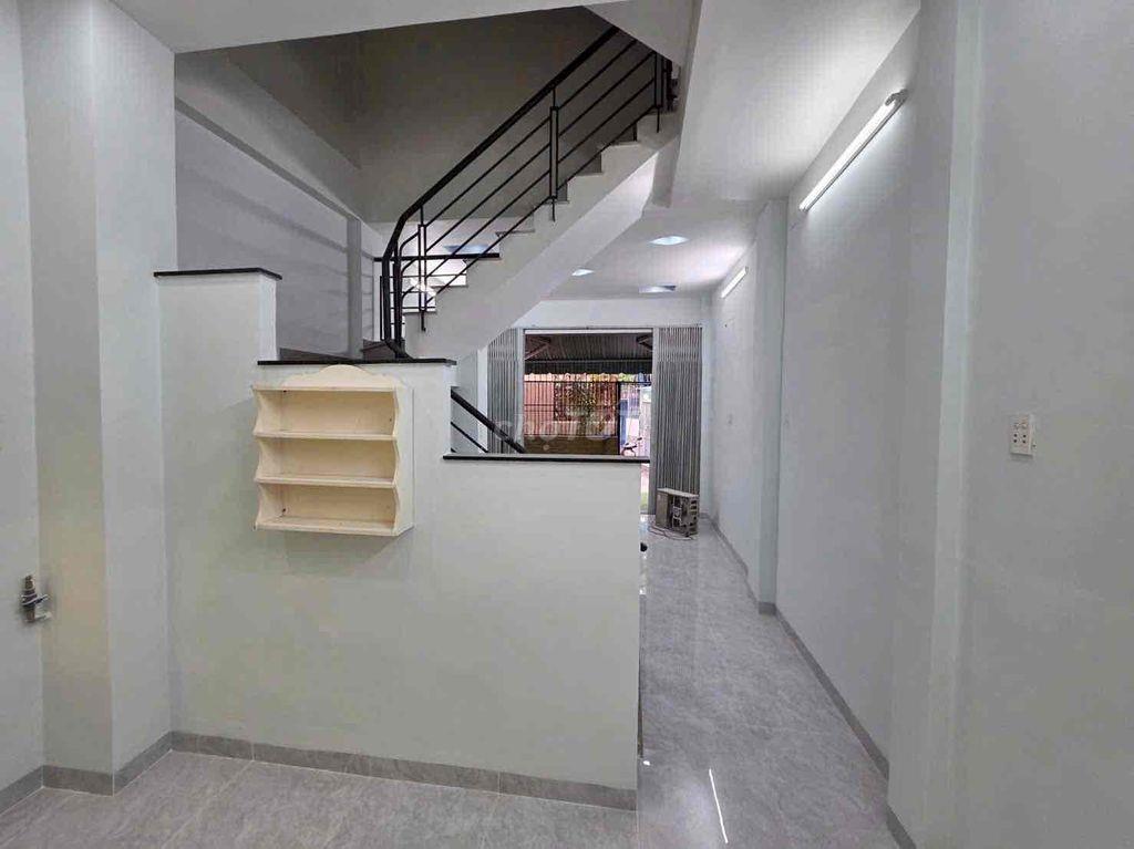 Diện tích : 4m x 11m -Kết cấu : trệt 2 lầu đúc đúc BTCT kiên cố - 4PN