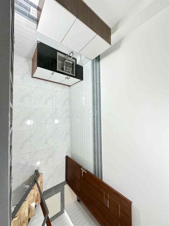 Vị trí rất gần với trường ĐH NTT , PHÒNG RỘNG RÃI NỘI THẤT ĐẦY ĐỦ