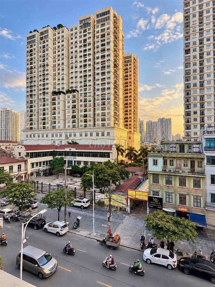 Chính chủ cho thuê 1 ngủ 1 khách mặt phố. Có ban công