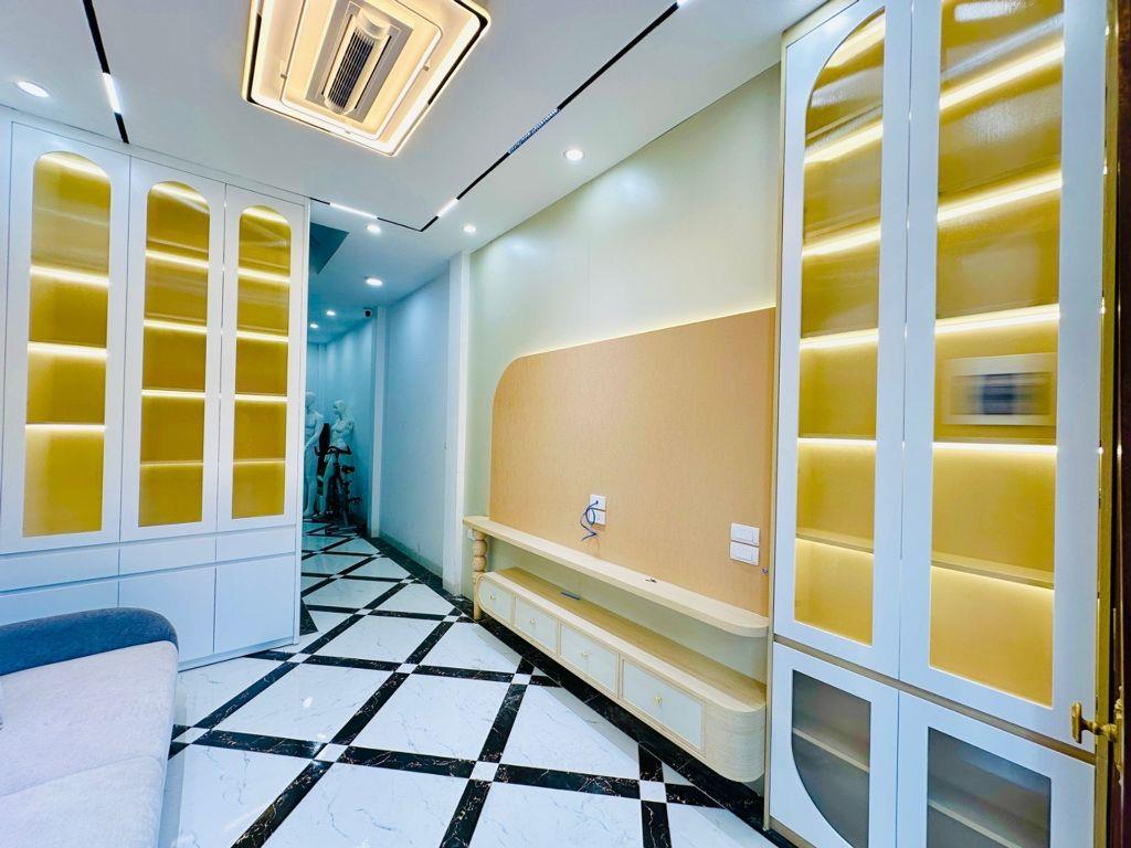 🏡 Hiếm, Chỉ nhỉnh 6 Tỉ Nhà Long Biên Ngõ Ô tô tránh nhau, Gần phố 35m x 5 tầng, 5 ngủ