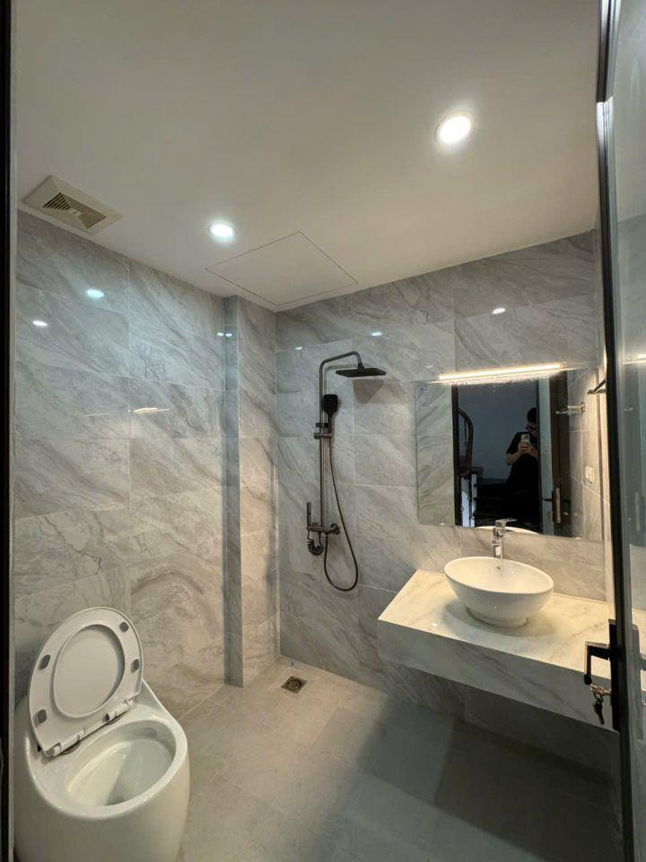 🏡 Hiếm, Chỉ nhỉnh 6 Tỉ Nhà Long Biên Ngõ Ô tô tránh nhau, Gần phố 35m x 5 tầng, 5 ngủ