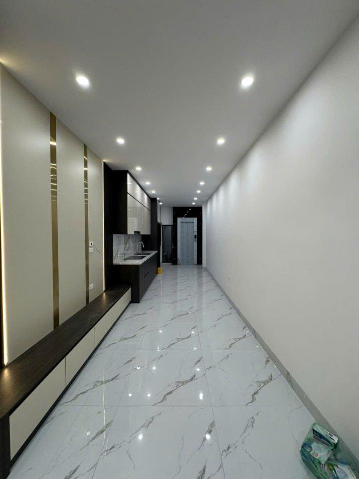🏡 Hiếm, Nhỉnh 6 tỷ, Nhà Mới Gần 40M x 5 Tầng Thang Máy, tại Long Biên, Vài bước  Ra  Phố.