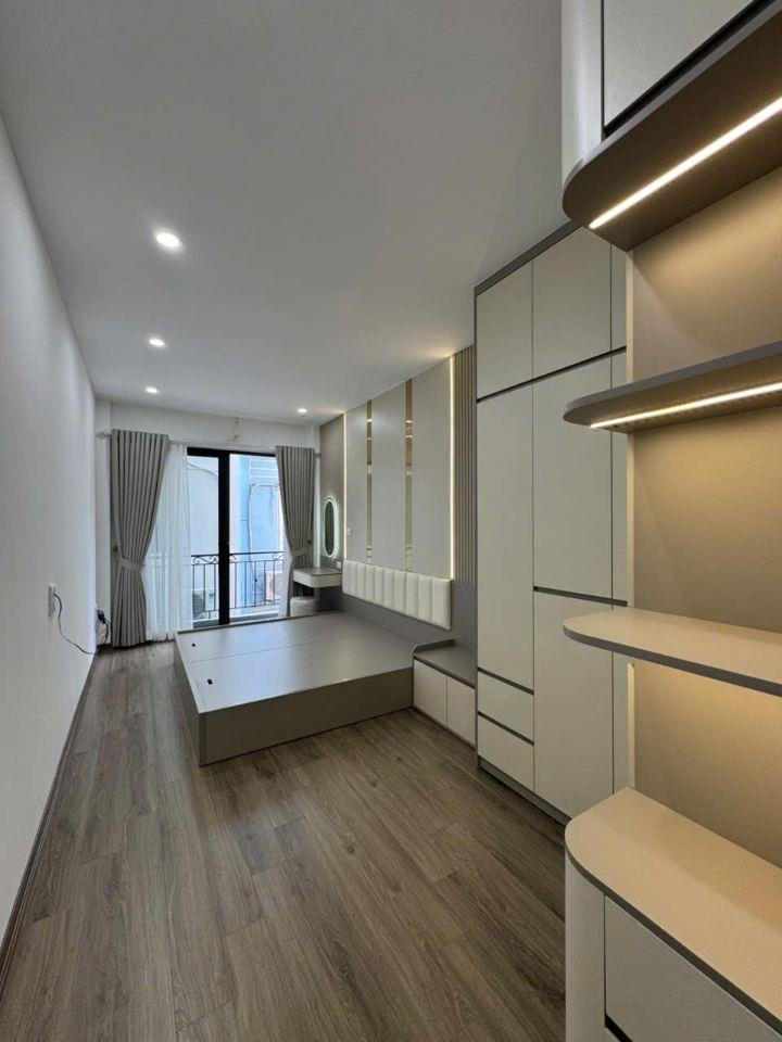 🏡 Hiếm, Nhỉnh 6 tỷ, Nhà Mới Gần 40M x 5 Tầng Thang Máy, tại Long Biên, Vài bước  Ra  Phố.