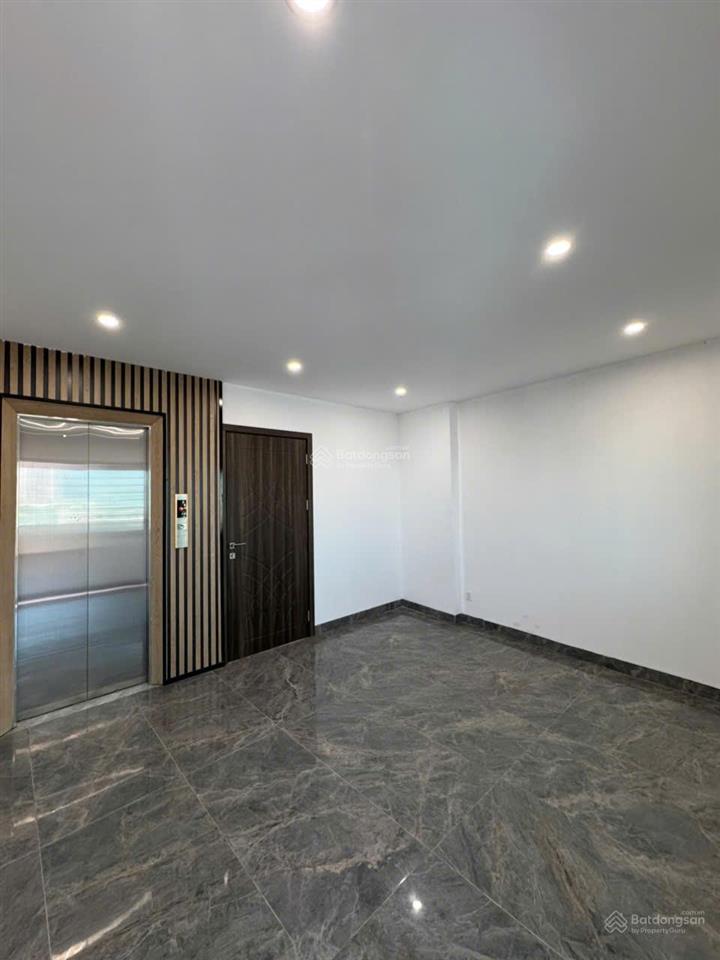Hiếm, nhỉnh 6 tỷ nhà thang máy tại long biên, gần 40m2 x 5 tầng, vài bước chân ra mặt phố