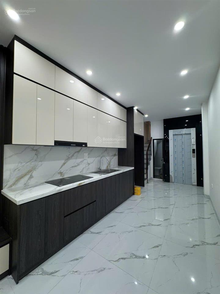 Hiếm, nhỉnh 6 tỷ nhà thang máy tại long biên, gần 40m2 x 5 tầng, vài bước chân ra mặt phố