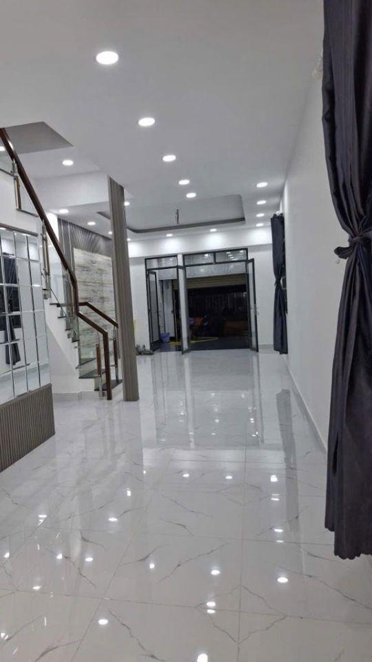 Cơ hội vàng sở hữu nhà mặt tiền Huỳnh Tấn Phát, cách TT Q7 5 phút, giá hạ chỉ 5 tỷ nhú