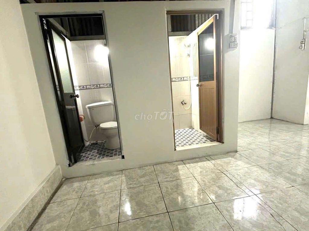 Chính chủ cho thuê nhà có sân vườn nhỏ ngay bình thạnh
