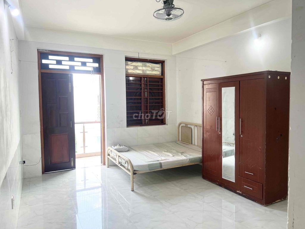 Cho thuê Phòng 30m2, ban công thoáng, gần ĐH Văn Lang 4.5 triệu ( thư