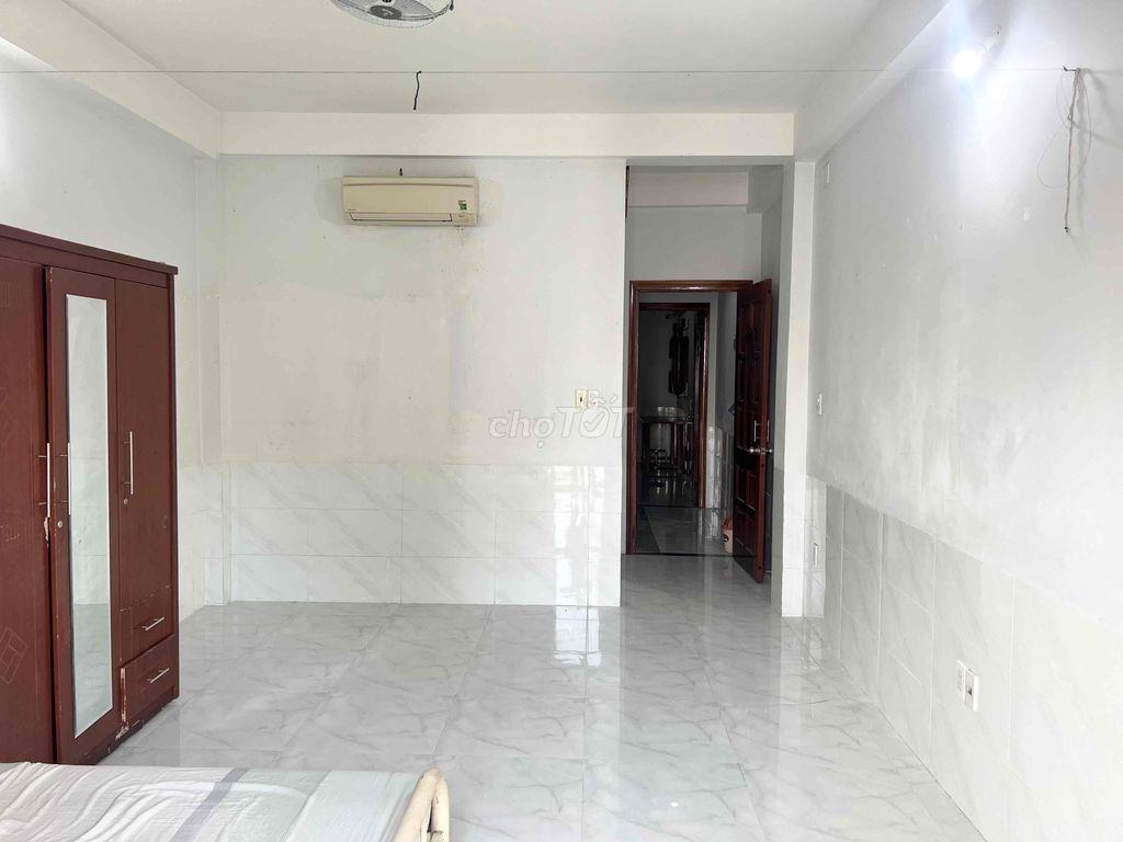 Cho thuê Phòng 30m2, ban công thoáng, gần ĐH Văn Lang 4.5 triệu ( thư