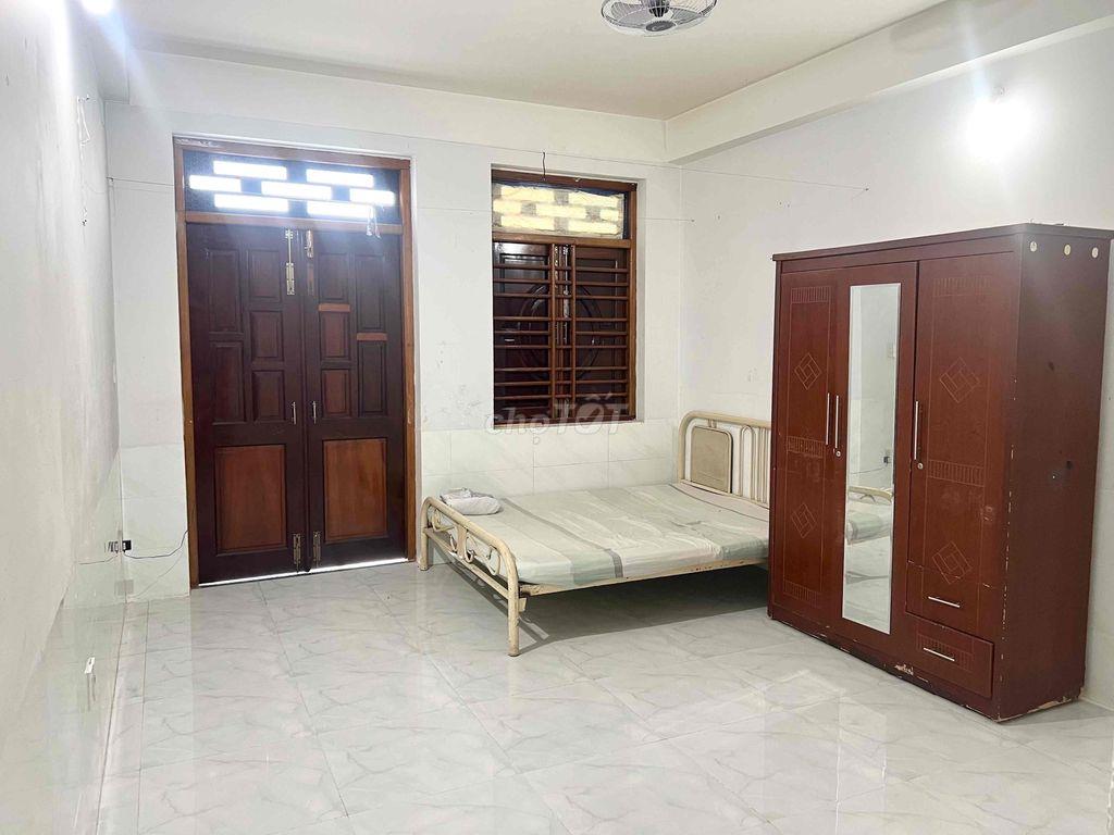 Cho thuê Phòng 30m2, ban công thoáng, gần ĐH Văn Lang 4.5 triệu ( thư