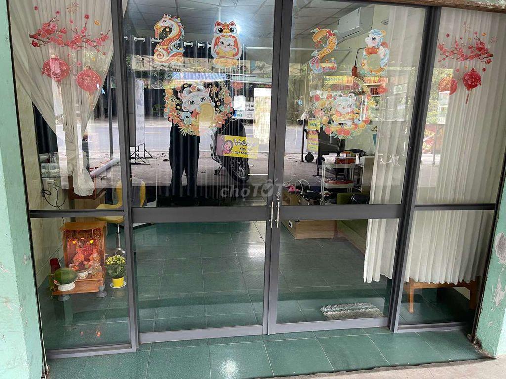 sang tiệm nail