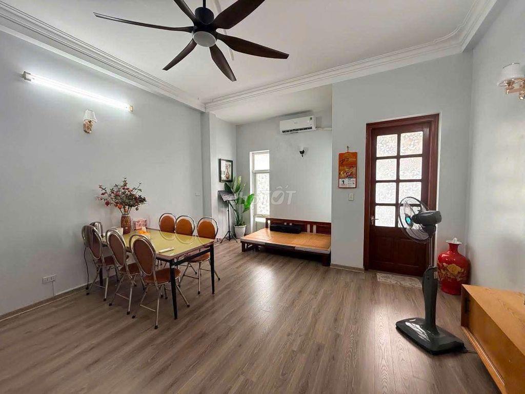 Cho thuê tầng 2 nhà số 261 Phố Ngọc Lâm