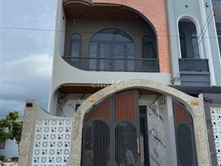 Chủ cần tiền đi định cư Mỹ cần bán gấp nhà Long An
