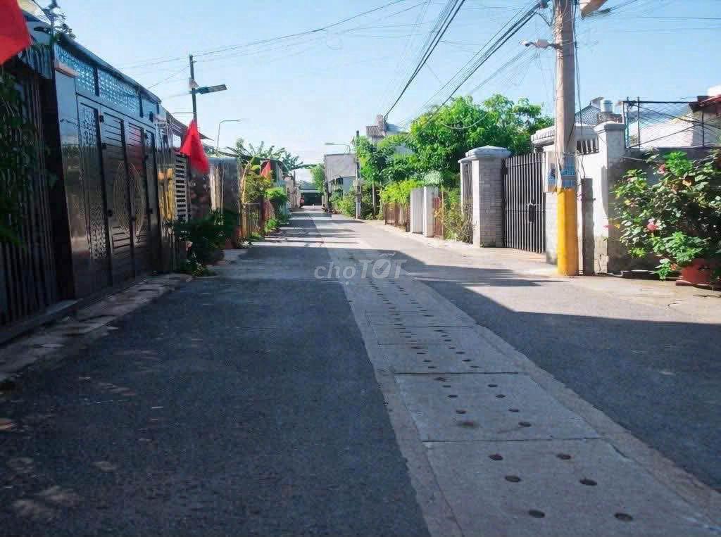Bác Hai bể nợ bán gấp đất thổ cư đường nhựa 12m thông ra chợ