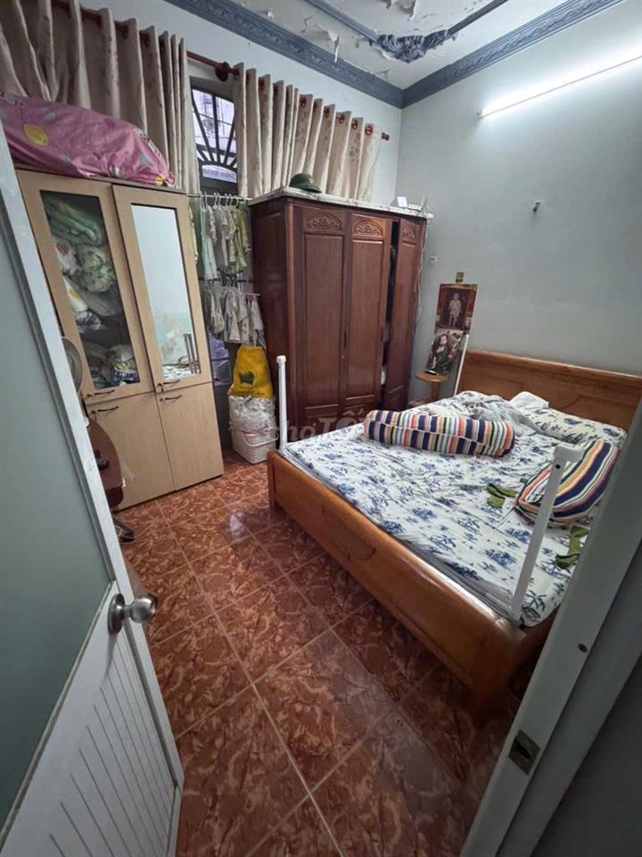 Nhà Bán mặt tiền hẻm ngay ngã 4, xe hơi vào được