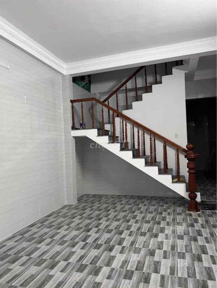 cho thuê NHÀ NGUYÊN CĂN mặt tiền đường ngô quyền Trung tâm thành phố .