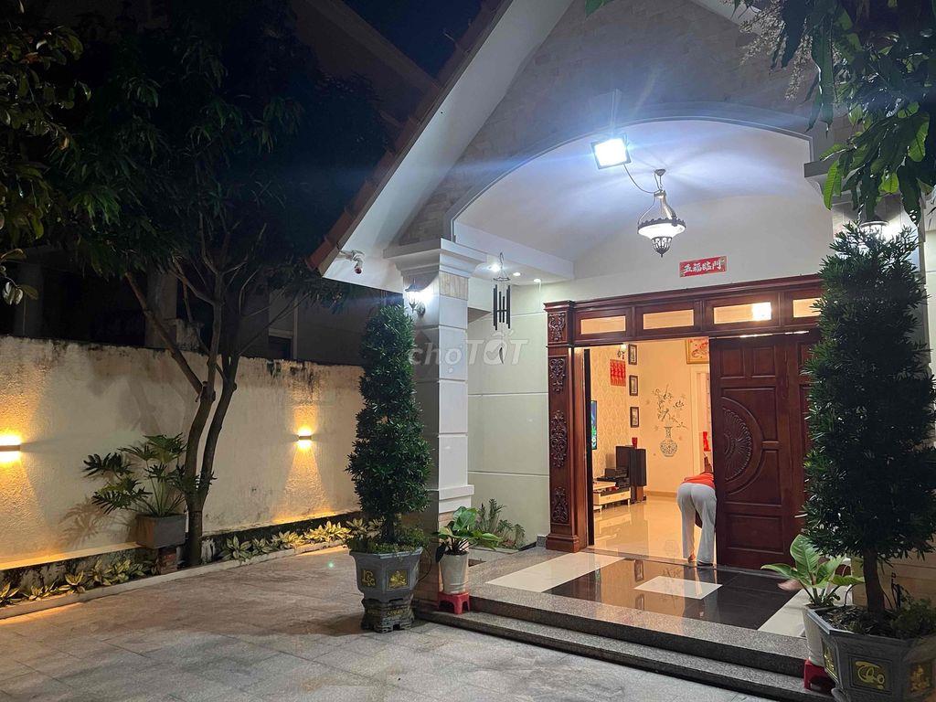 biện thự sân vườn đường nhựa xe tải quay đầu
