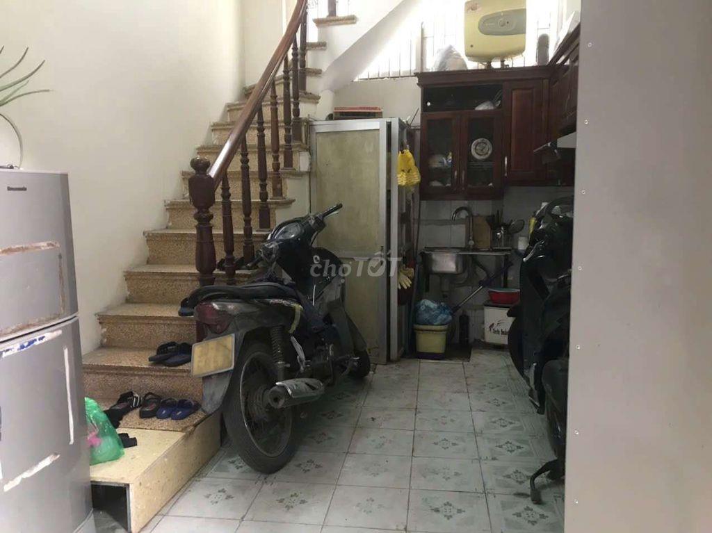 CC cho thuê nhà ngõ Quỳnh nguyên căn 4 tầng, 3 ngủ, 2 wc.
