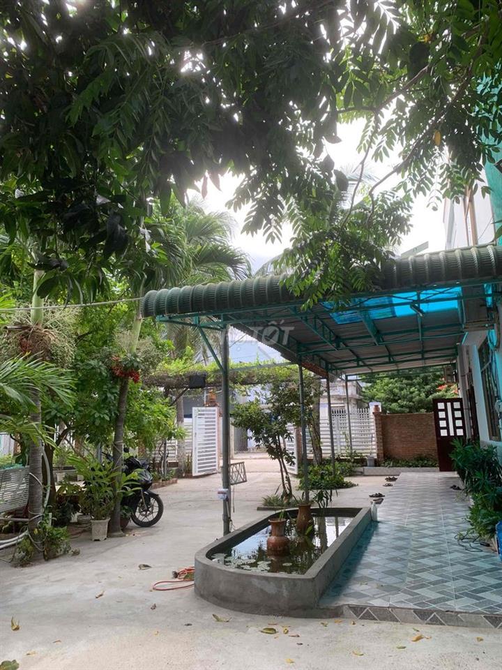 Homstay sân vườn có nhà trọ phòng trọ. Phòng ở có nội thất