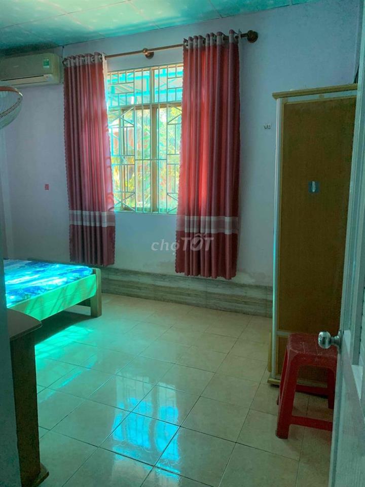 Homstay sân vườn có nhà trọ phòng trọ. Phòng ở có nội thất