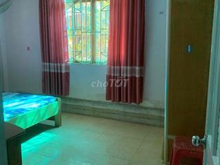 Homstay sân vườn có nhà trọ phòng trọ. Phòng ở có nội thất
