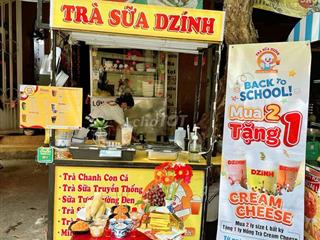 SANG MẶT BẰNG TRÀ SỮA TRƯỚC CỔNG TRƯỜNG HỌC