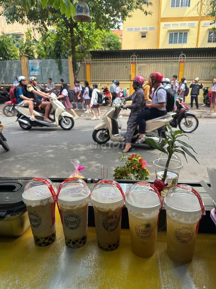 SANG MẶT BẰNG TRÀ SỮA TRƯỚC CỔNG TRƯỜNG HỌC