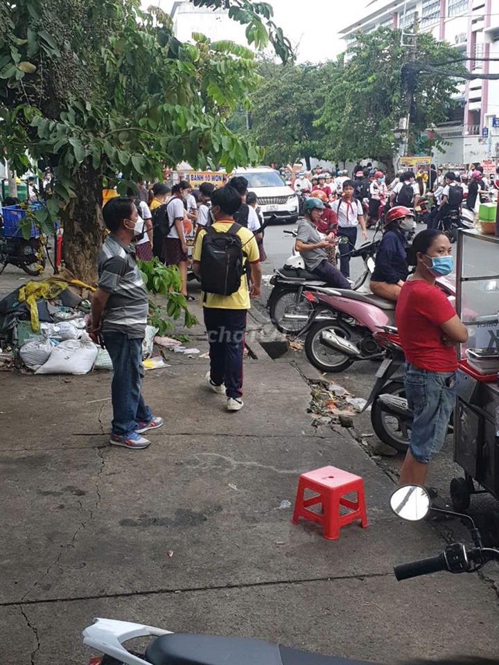 SANG MẶT BẰNG TRÀ SỮA TRƯỚC CỔNG TRƯỜNG HỌC