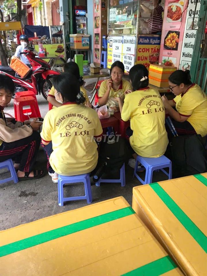 SANG MẶT BẰNG TRÀ SỮA TRƯỚC CỔNG TRƯỜNG HỌC
