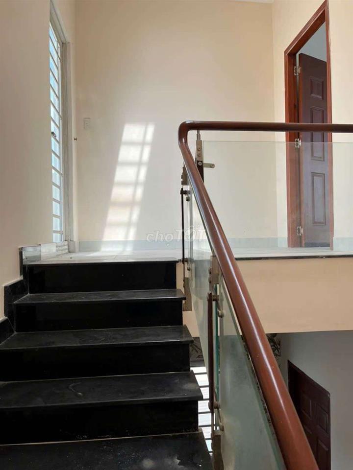 Bán nhà mặt tiền Hóc Môn