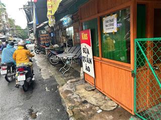 Kiot mặt tiền cổng chợ Tân Sơn Nhất