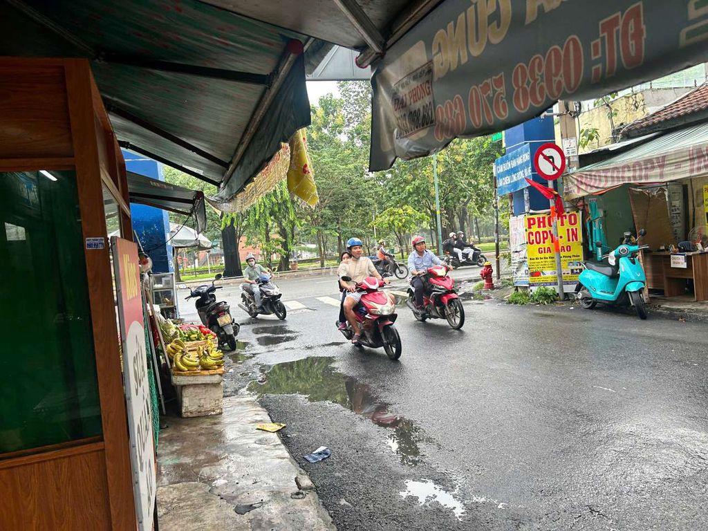 Kiot mặt tiền cổng chợ Tân Sơn Nhất