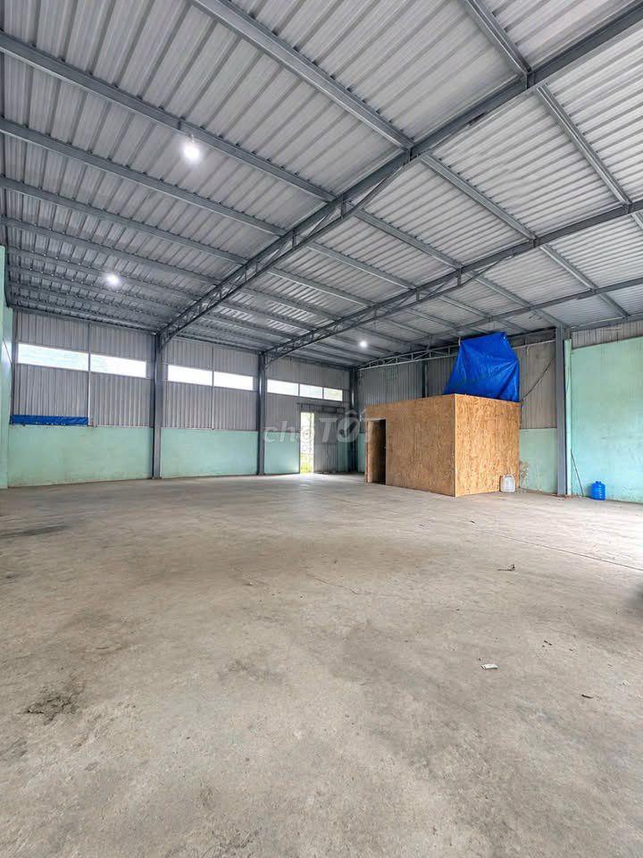 Cho thuê Kho hàng, Dt 10 x 20m, giá 10tr, Đường xe Tải