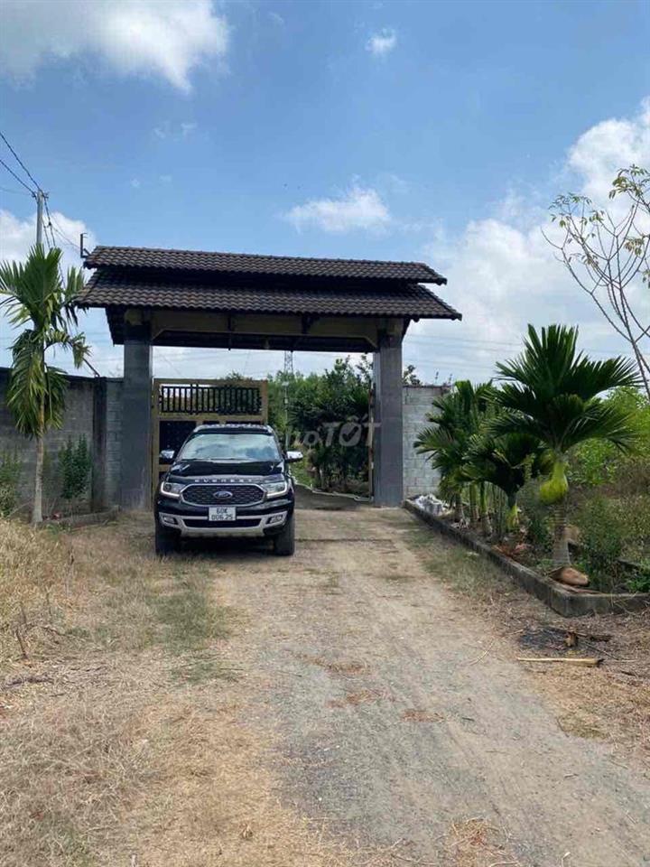Diện tích 9.747m², khuôn viên rộng, thửa đất có nhiều mặt thoáng, phù