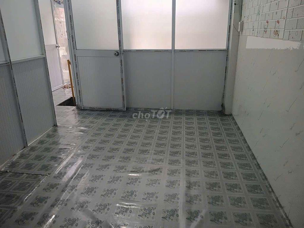 cho nữ thuê phòng 40m2 có ban công và máy lạnh