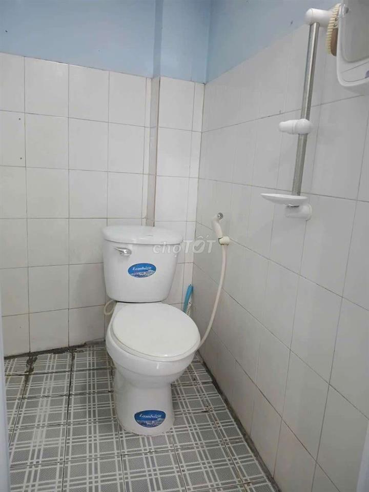 cho nữ thuê phòng 40m2 có ban công và máy lạnh