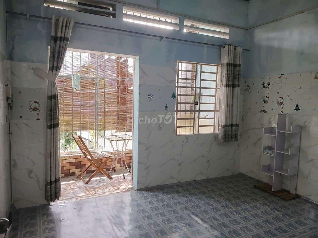 cho nữ thuê phòng 40m2 có ban công và máy lạnh