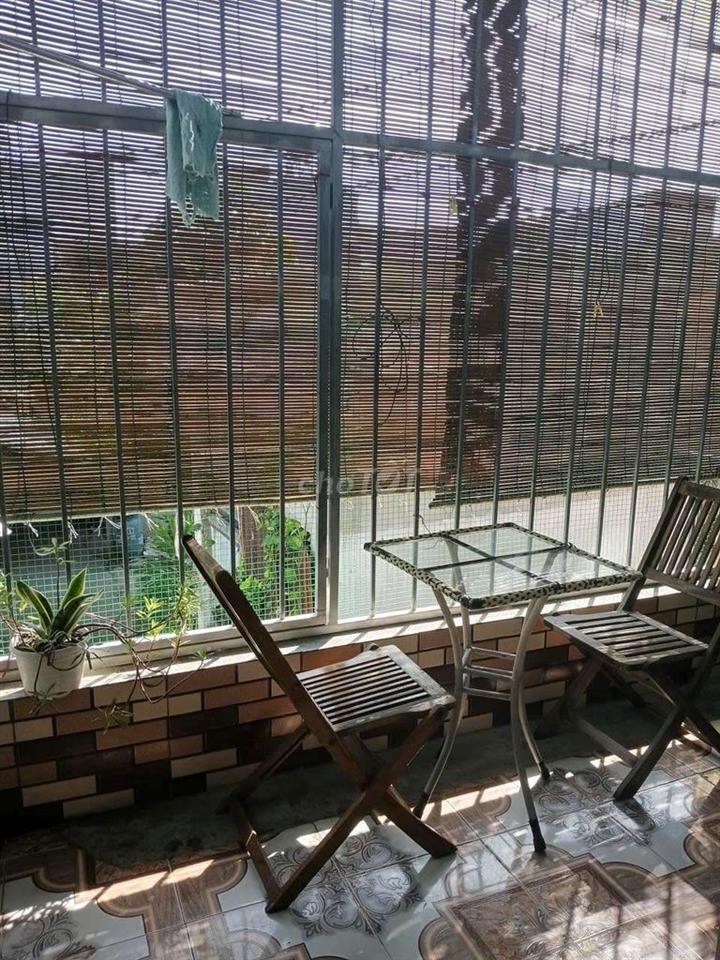 cho nữ thuê phòng 40m2 có ban công và máy lạnh