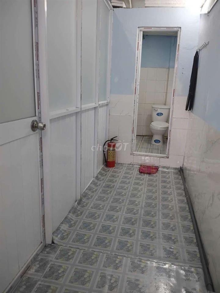 cho nữ thuê phòng 40m2 có ban công và máy lạnh
