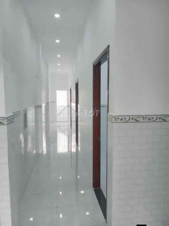 - Kẹt tiền cần bán căn nhà còn mới đường số 24 Tân Thông Hội Củ Chi gi